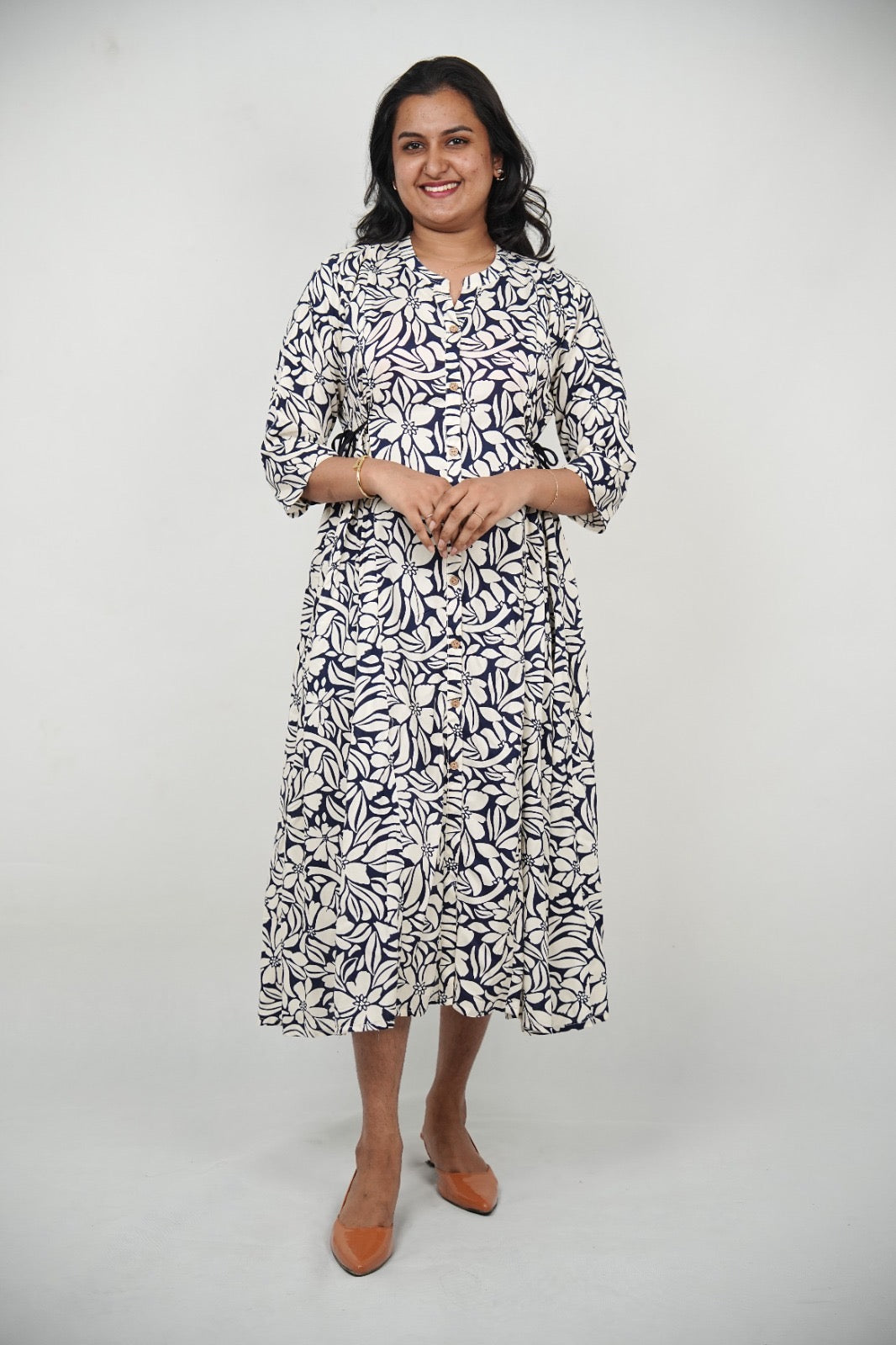 Relaxed Fit Leaf Print Maternity Dress – Easy-Access Hidden Zip Feeding Midi for New Moms